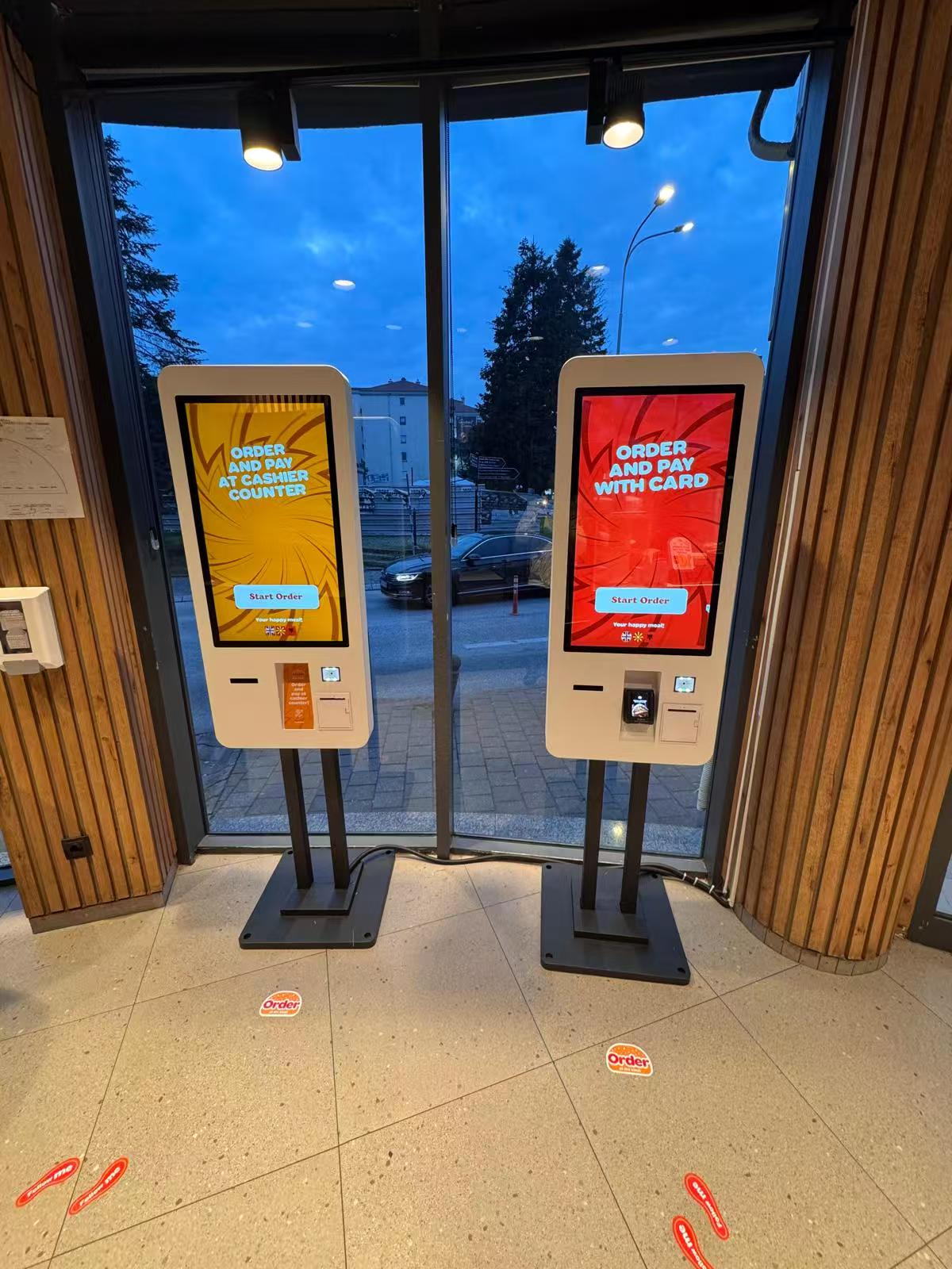 Deux bornes de commande dans un restaurant